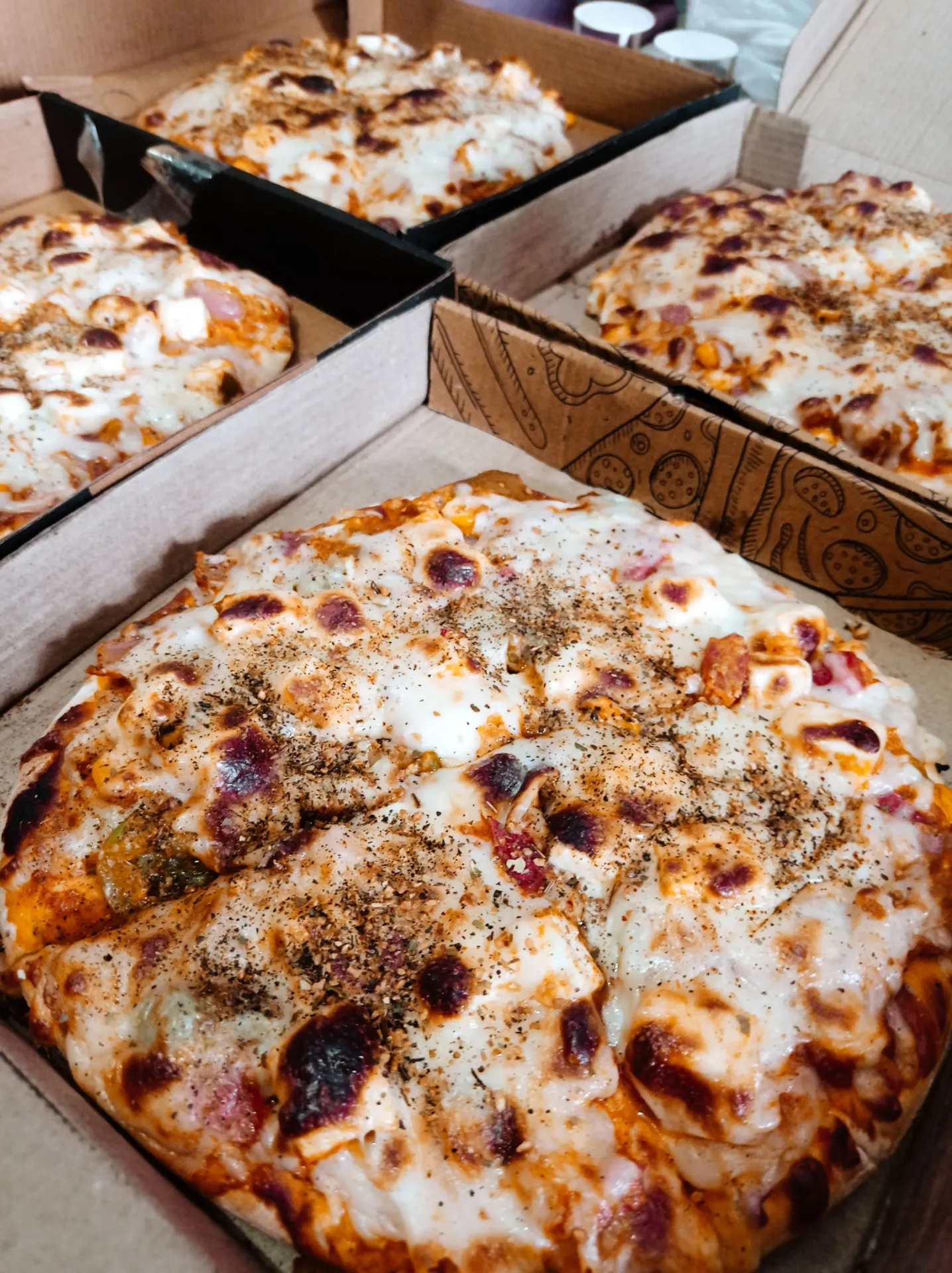 Deluxe Pizza (4 Supreme, 4 Hawaiian)