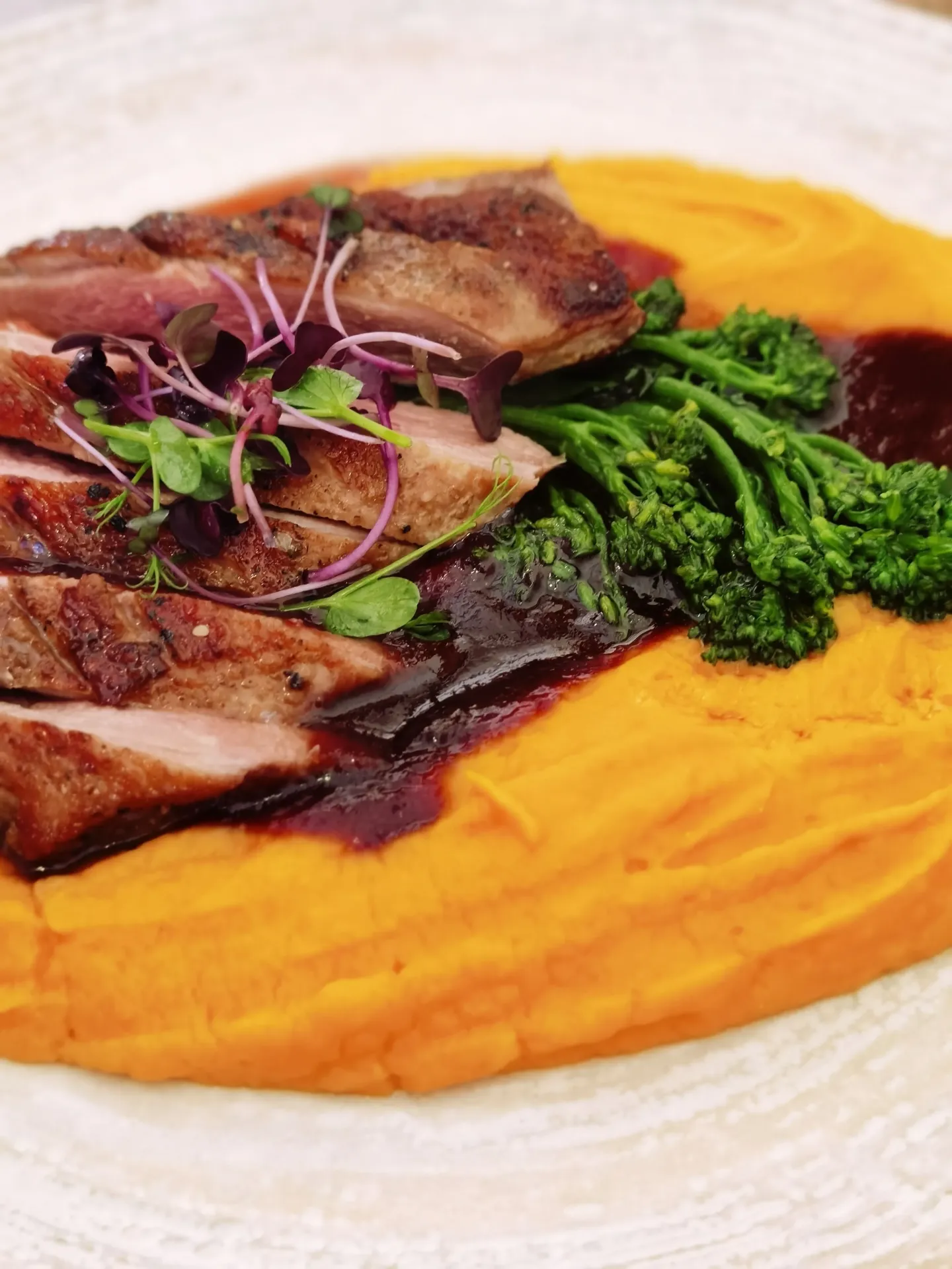 [SQ3467931] Mediterranean duck breast with fresh herbs